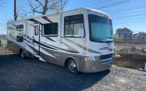 Easy to Drive Thor Motor Coach Hurricane 31G with Bunks