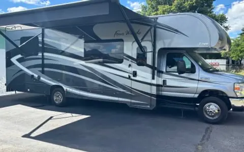 "Olive" 2018 Thor Four Winds 31Y Family fun