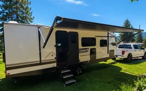 ⭐ 2025 Coleman Light• Delivery Available •Like New