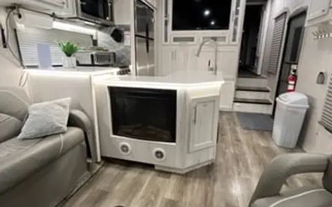 BEAUTIFUL NEW 5TH WHEEL RV “GLAMPING” ADVENTURE!