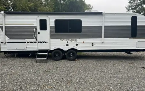 Billie’s kid & pet friendly - bunkhouse with king bed!