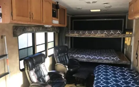 Awesome Triple Axle, Sleeps 9, AC, Generator, Works Great!!!