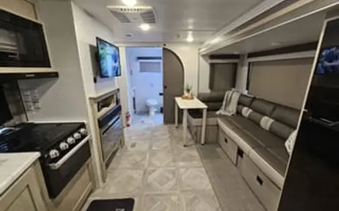 WANDERWHEELS RV ON THE ROAD