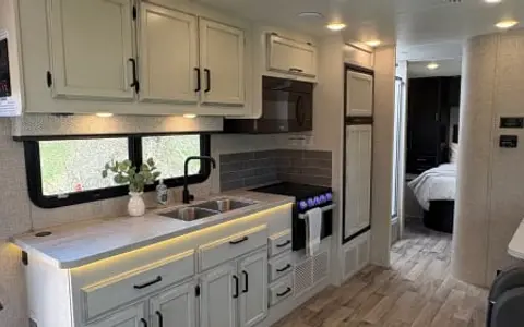 CLEAN Redhawk 1, Sleeps 7!