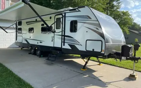 SOCIAL DETOX! Beautifully Modern, Open Concept 2022 Camper. SLEEPS 10!