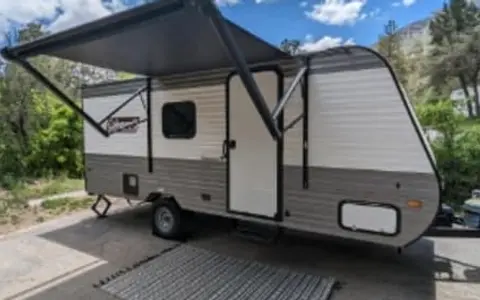 LIKE NEW 2023 Coleman 21ft | FIREPLACE FOR COOL SEASON