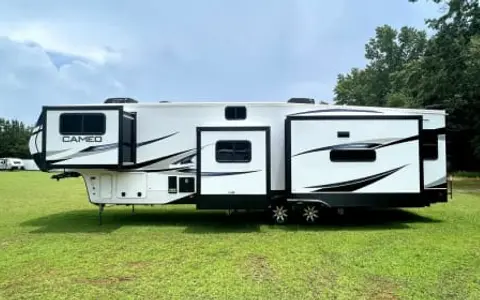 2021 Cameo 2 Bedroom with spacious living area!