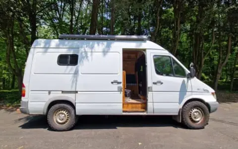Sherpa: Converted Sprinter Van * Pet Friendly *