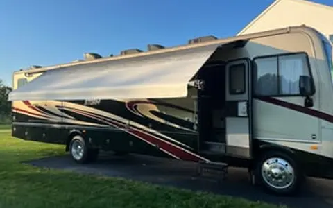 2017 Fleetwood Storm 36F - Will work w/your budget
