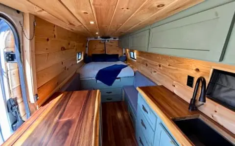 Nomad’s Paradise: Elegant Rolling Oasis with Cozy Comfort +Wifi