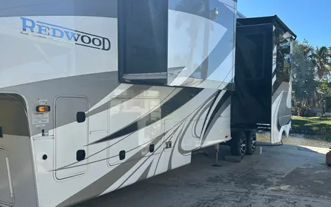Andy's Crossroads 4001LK Fifth Wheel