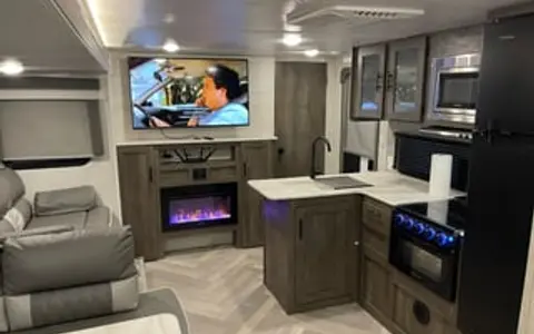 Wildwood Bunk House w/ Fireplace