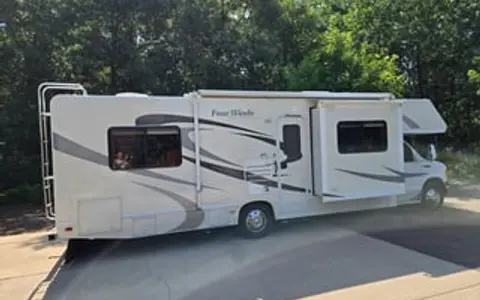07 Four Winds 5000 - FULLY STOCKED & Pet Friendly!