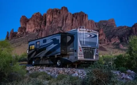 Fully Stocked Diesel w/2 Baths, King + Bunks