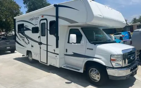 2014 Leprechaun by Coachmen 23 Feet, Easy to Drive
