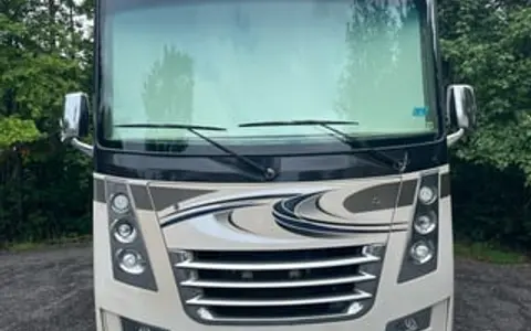 2017 Thor Motor Coach Miramar 35.3