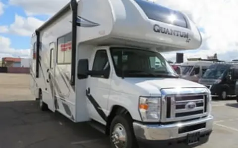 Thor Quantum 28' rear bedroom