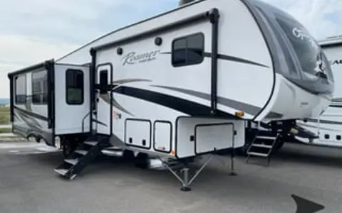 NEW 5TH WHEEL CAMPER WITH ROOM FOR EVERYONE!