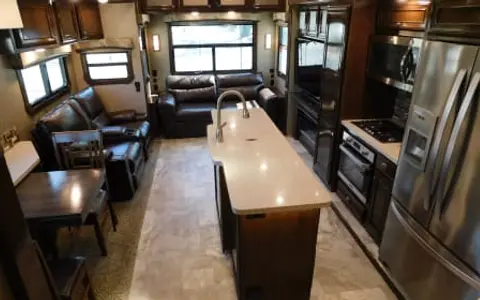 2019 Redwood with huge bathroom!