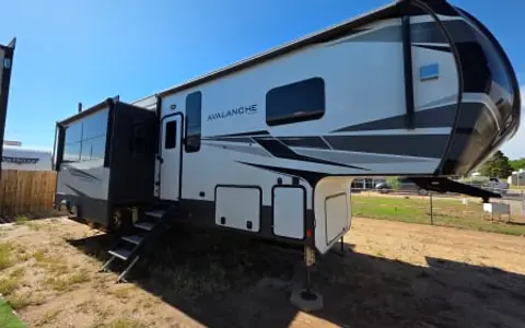 Family-Friendly Luxury 5th Wheel – Sleeps 8 | 2 Bathrooms | Outdoor Bar
