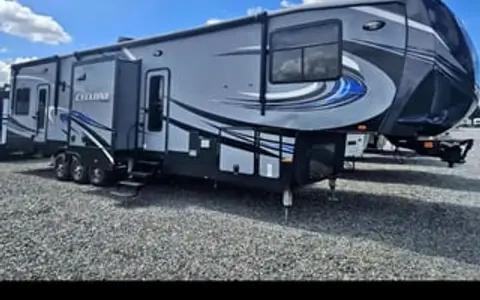 Heartland Cyclone 4113 Extreme toy hauler / bunk