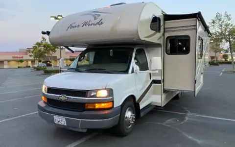 Very Clean RV! 2017 THOR Four Winds 24 ft. Good Size. Easy to Operate!