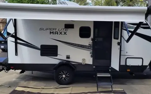 Family Fun on the Go – 17' Travel Trailer with All the Essentials!