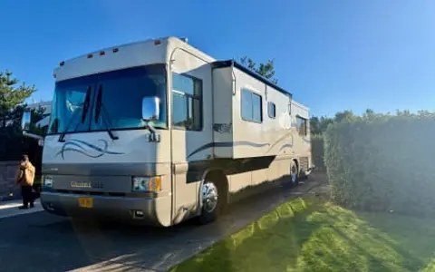 Classic Country Coach Diesel Pusher Sleeps 4