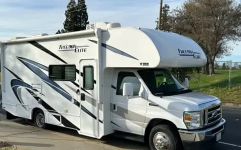 Family Friendly RV Adventure Awaits 2022 Freedom Elite -Easy to drive!