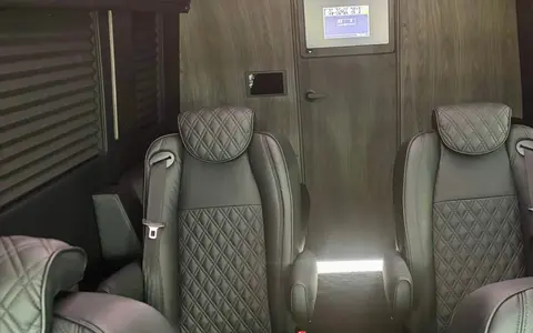 Mercedes-Benz V Cruise OG Luxury Coach