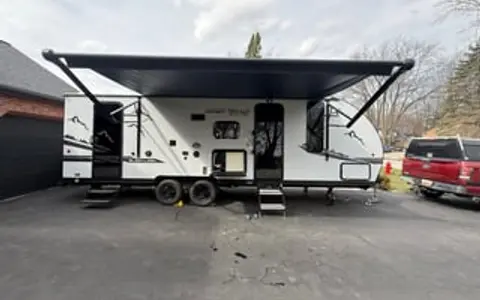 2022 grey Wolf Black Label. Bunks. 5,300lbs.