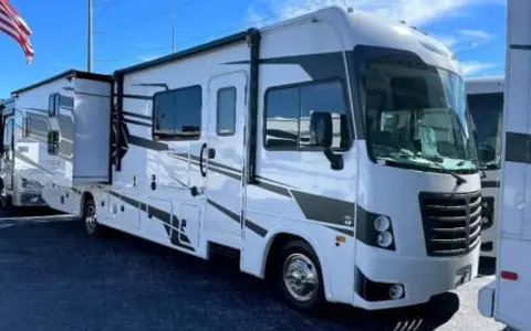 Luxury bunkhouse motorcoach! Sleeps 10!
