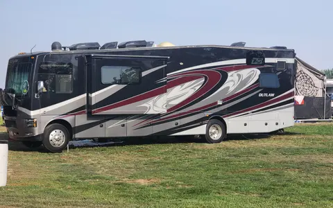“The Outlaw Express” – Simple and Bold
