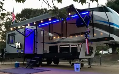 Fully Equipped RV- Perfect for Families or Couples