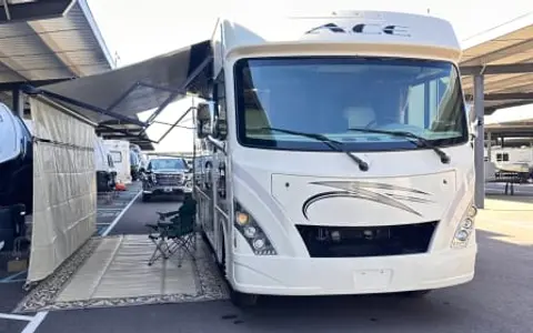 THOR Motor Coach - Luxury Class A motorhome with lot of space