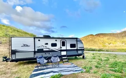 Experience Adventure in this Luxurious 2023 Jayco Jay Flight Trailer!
