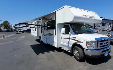 America's waiting Fully Equipped 31 foot RV (sleeps 10)