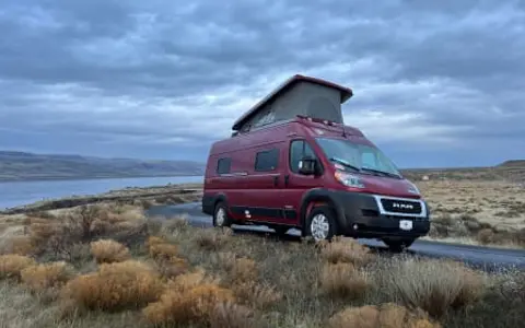 VANessa - 15 min from airport! Winter Ready, Starlink, generator built-in