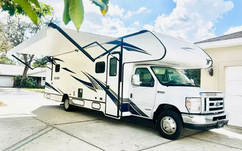 COVENIENT & EASY TO DRIVE Winnebago OUTLOOK Class C