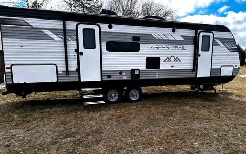 Family friendly 2022 32’ Aspen trail Travel Trailer