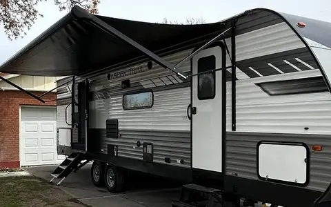 Family Friendly with a Master Bathroom 34'Trailer