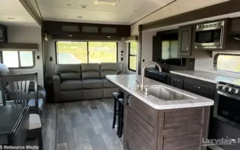 Luxury on the Go! 2023 Shasta Phoenix Lite 5th Wheel - Sleeps 4