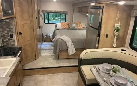 Beautiful and Well-Stocked 2020 Forest River Coachmen Leprechaun Class C!