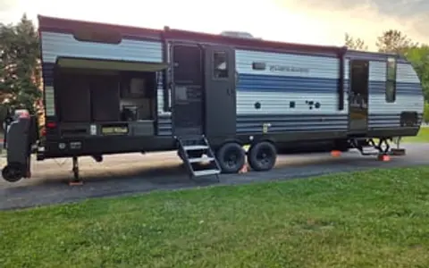 DE Adventurer - Loaded, Kid & Pet Approved