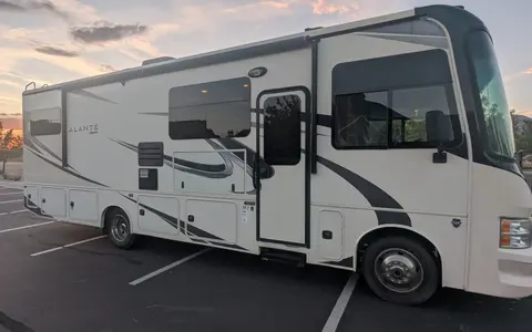 Family-ready Class A - Bunk beds, Solar power, Pet Friendly Jayco Alante 29F