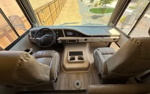 33 ft motorhome - sleeps 6