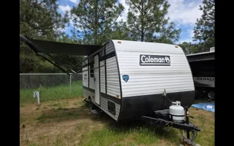 Cozy Family Camper – Sleeps 5