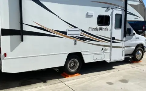 BOOK our 2019 Winnebago Minnie Winnie 24' Easy to drive!!