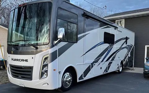 Epic Hurricane Escape Thor Motor Coach 34R Class A