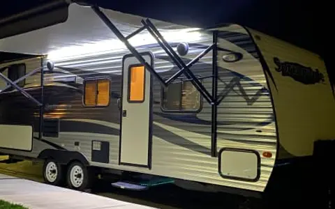 22’ Keystone 4 beds Sleeps up to 8 w/outdoor kitchen *Generator available